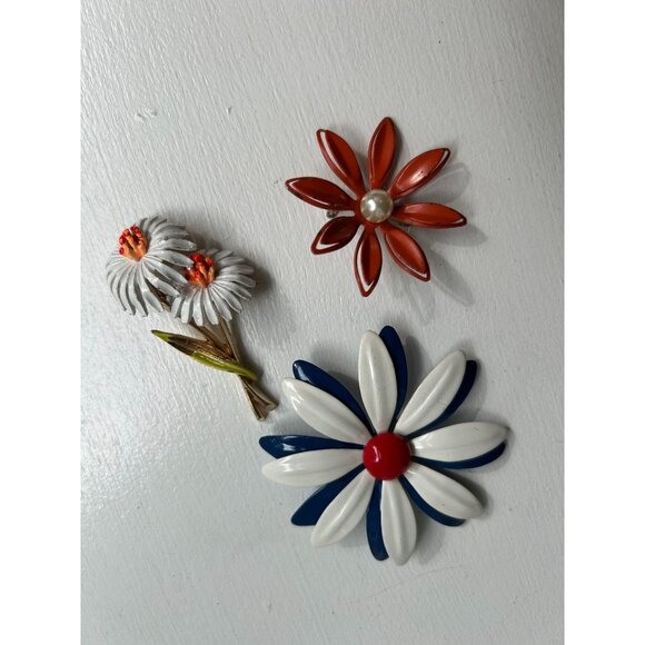 Vintage Jewelry lot of Christmas Brooch, Trifari Stick Pin and Other - Picture 4 of 10